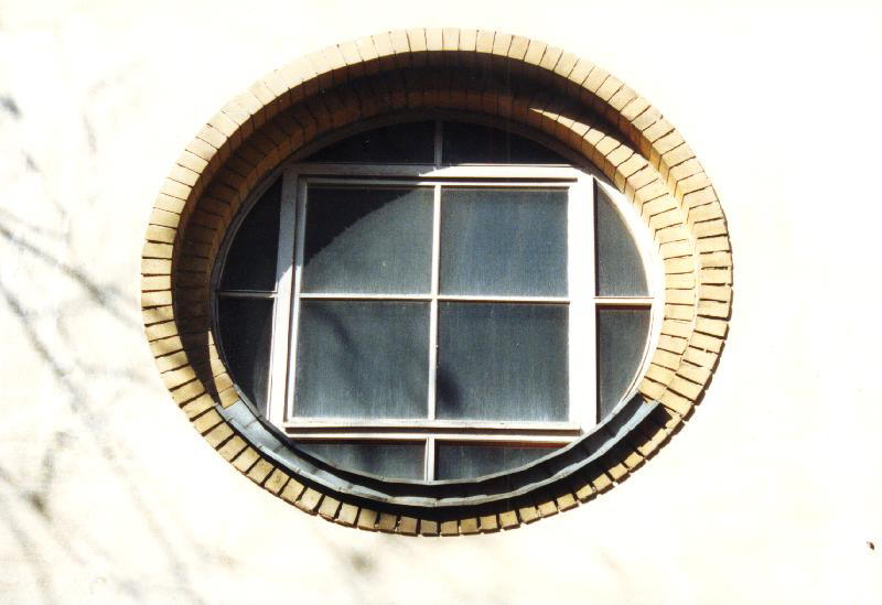 Eines der Rundfenster der Synagoe