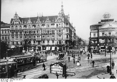 Das Grand-H�tel Alexanderplatz und das Haus mit den 99 Schafsk�pfen