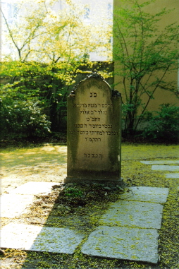 Der Grabstein f�r Moses Mendelssohn mit der hebr�ischen Inschrift